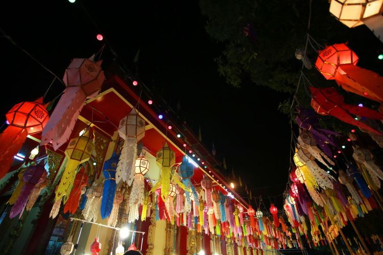 sunday night market in chiang mai