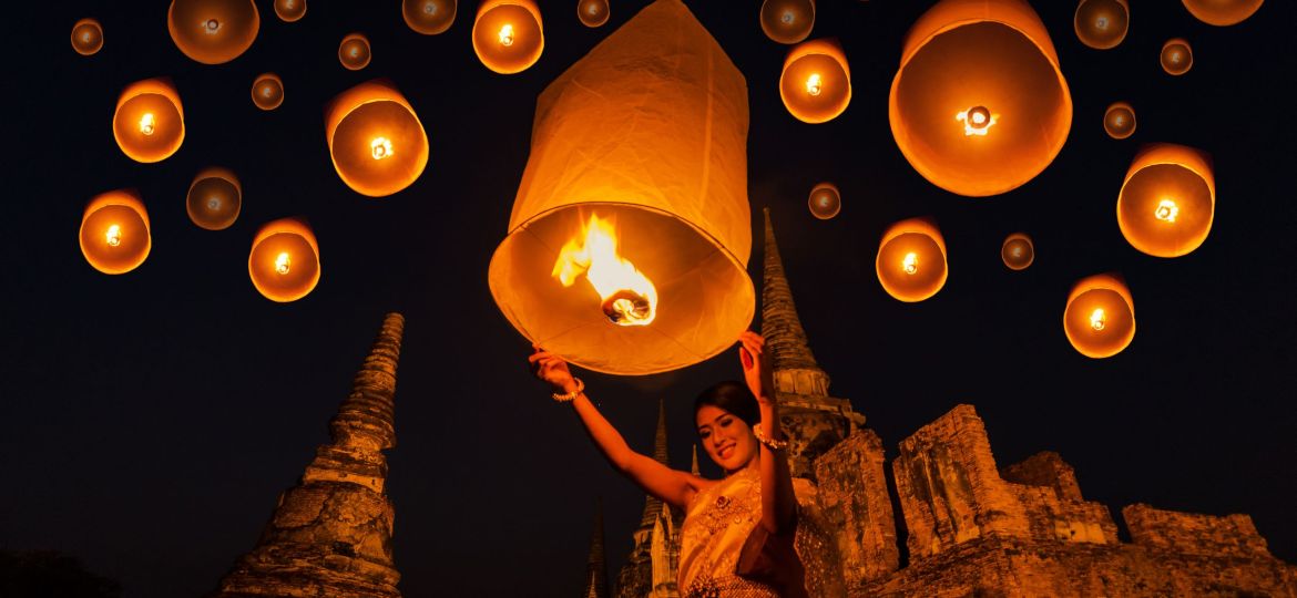 Thai woman with floating lamp in Ayuthaya